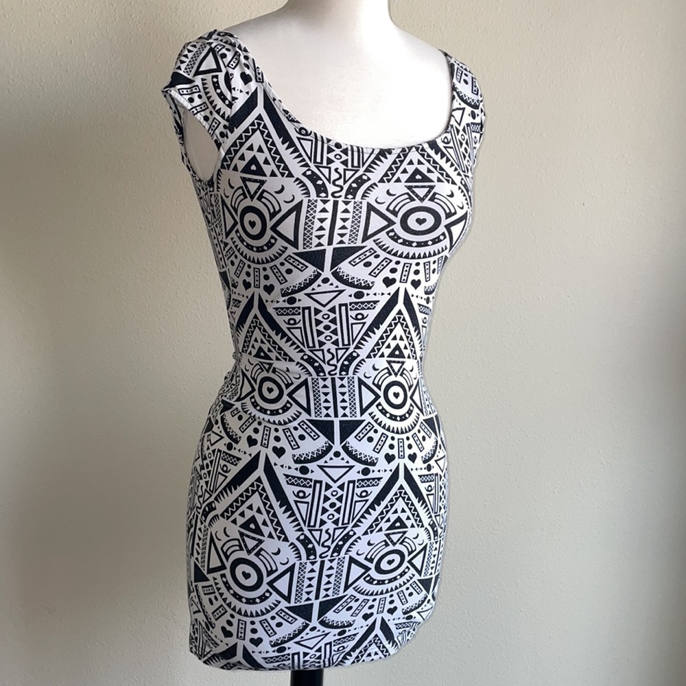 037: H&M DIVIDED geometric pattern jersey knit bodycon mini dress in women’s 4 - Picture 7 of 9